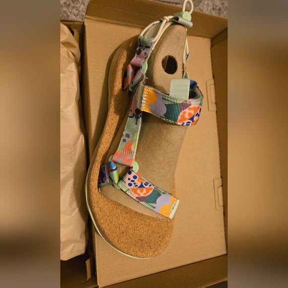 Merrell Sandals. - Picture 2 of 4